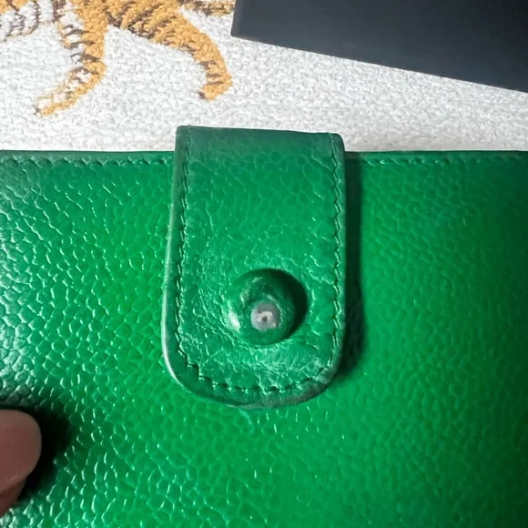 CHANEL rare colorway Green compact wallet - Picture 9 of 12